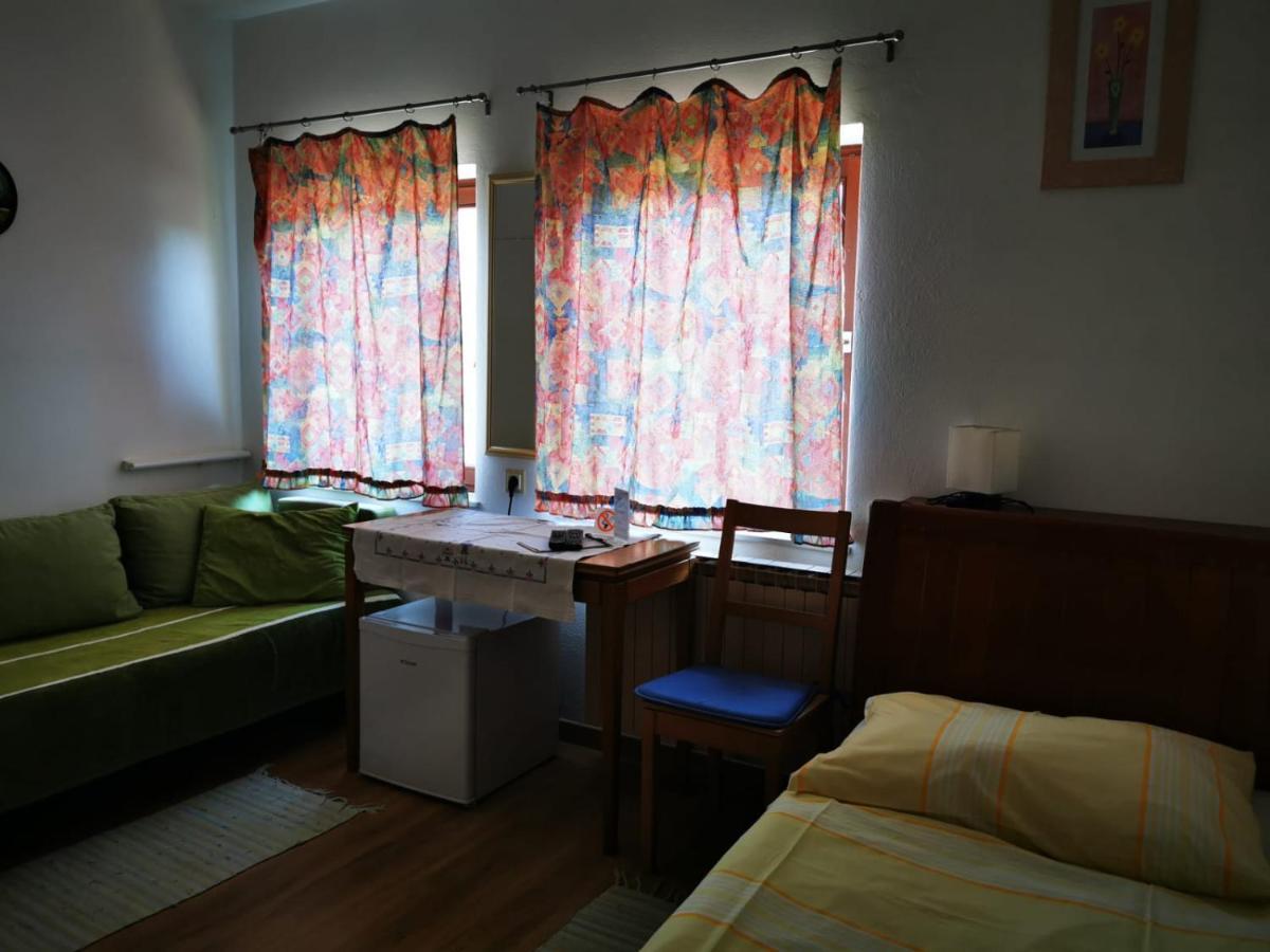 Hotel Goldene Krone Mistelbach Ngoại thất bức ảnh